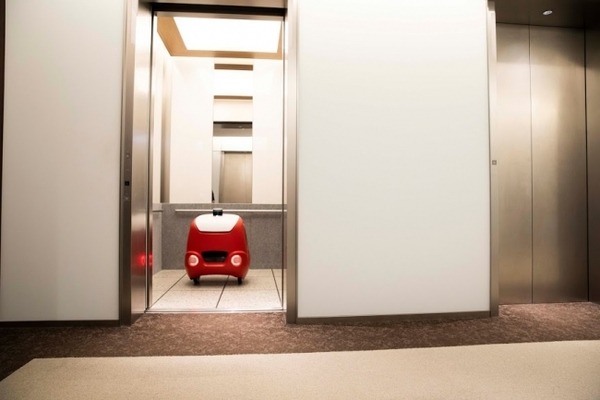 日本郵便が社内便の配送に自律配送ロボット「YAPE」を検証　エレベーター連動してフロア移動