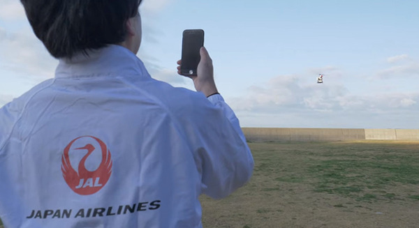 【JAL×ヤマハ発】長崎で水揚げされた鮮魚をすぐに首都圏の飲食店へ　無人ヘリを活用した実証実験を日本航空が公開