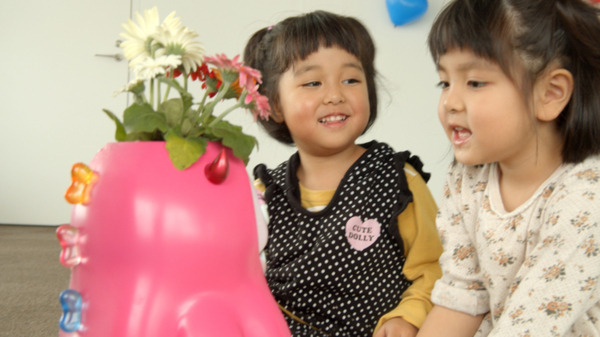 「ドコモ未来ミュージアム」浜辺美波さんの声でロボット「お花とおしゃべりマシン」を開発　星野源さん率いる星プロプロデュース道