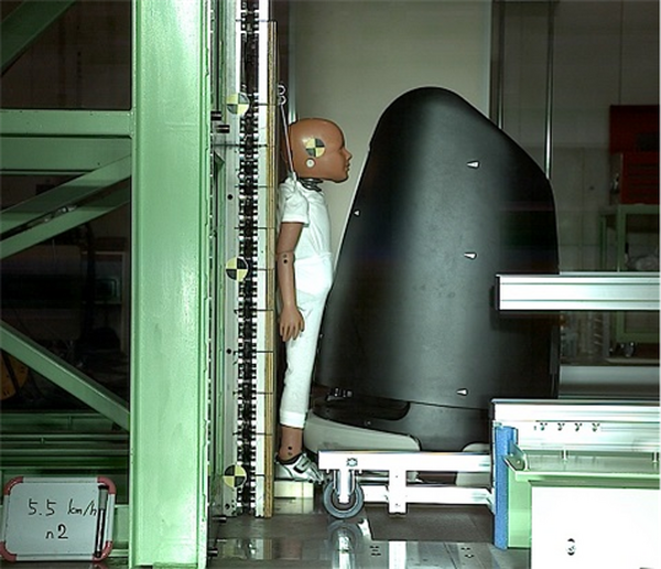 目的地まで自律移動ロボットがご案内「Libra」都産技研がJETの安全性36項目の試験に合格