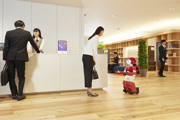 日立が自律移動の会話ロボット「EMIEW」(エミュー)をついに本格事業化　移動速度は最大5キロ、多国語対応　卓上画面と連携可