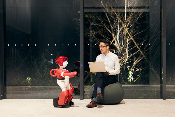 日立が自律移動の会話ロボット「EMIEW」(エミュー)をついに本格事業化　移動速度は最大5キロ、多国語対応　卓上画面と連携可