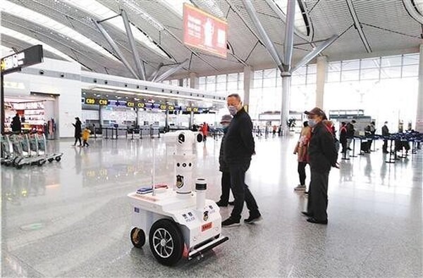 新型コロナ対策「5Gパトロールロボット」登場　半径5m内の体温を10人同時計測　アドバンテック