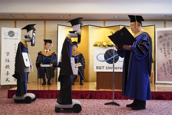 【びっくり】BBT大学・大学院が「アバター卒業式」 全日空のロボット「newme」(ニューミー)で遠隔の卒業生へ証書を授与
