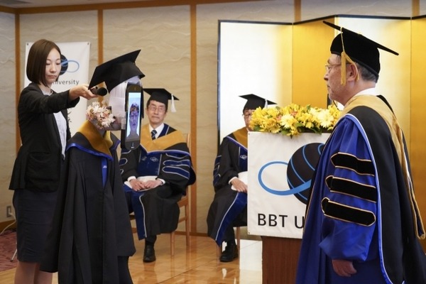 【びっくり】BBT大学・大学院が「アバター卒業式」 全日空のロボット「newme」(ニューミー)で遠隔の卒業生へ証書を授与