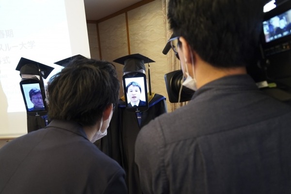 【びっくり】BBT大学・大学院が「アバター卒業式」 全日空のロボット「newme」(ニューミー)で遠隔の卒業生へ証書を授与