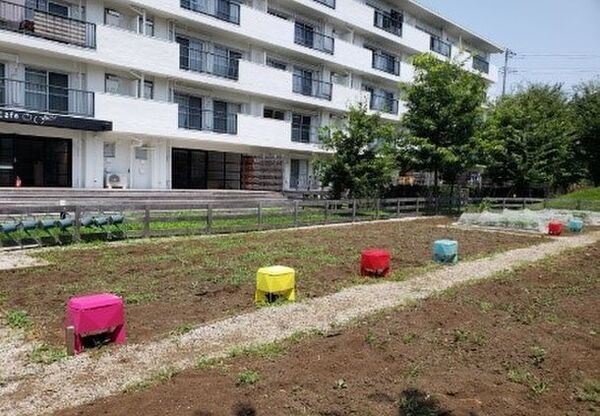 AIとIoTを活用してスマホで農園の様子をチェック　自宅と畑をアプリでつなぐ「ハタムスビ」と「スマート体験農園システム」