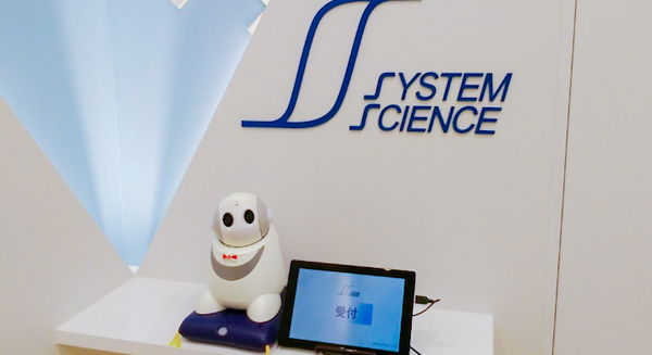 受付代行ロボット「PaPeRo i」が来訪者をお出迎え　中小企業向け受付システム「SERAPISスタンダードプラス」を提供開始