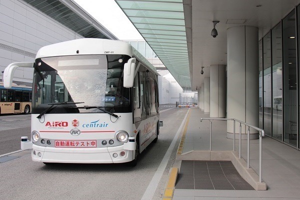 ZMPが中部国際空港での「小型EV自動運転バスの実証実験」動画を公開　「世界初の誘導路横断システム」や「遠隔オペレーション」を実証