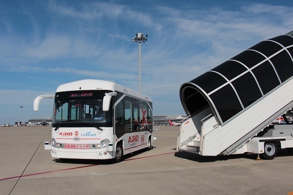 ZMPが中部国際空港での「小型EV自動運転バスの実証実験」動画を公開　「世界初の誘導路横断システム」や「遠隔オペレーション」を実証