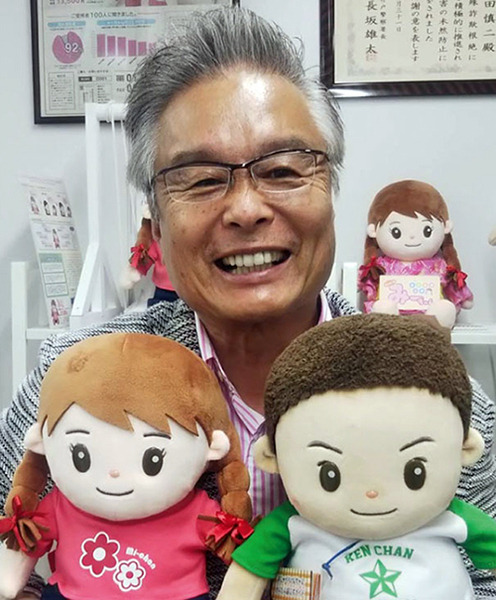 新型コロナで面会禁止の高齢者の心のケアに「おしゃべりけんちゃん」販売累計15万体のヒット商品