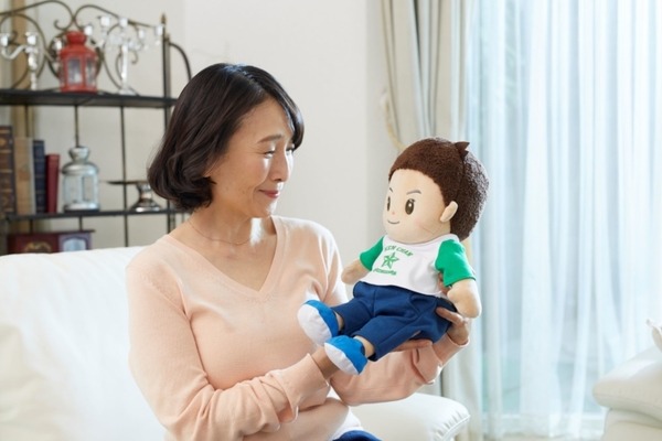 新型コロナで面会禁止の高齢者の心のケアに「おしゃべりけんちゃん」販売累計15万体のヒット商品