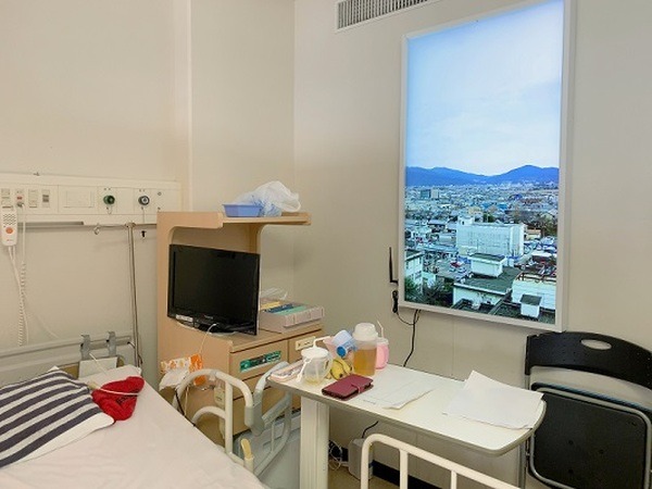 病室から見える風景は癒しをもたらすか　55型スマートディスプレイでAtmophと奈良医科大病院が実証実験　病院快適環境プロジェクト