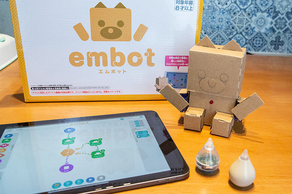 ダンボールロボットキット「embot」とIoTセンサーが連携　気温が高くなったらロボットがお知らせするプログラミングを体験