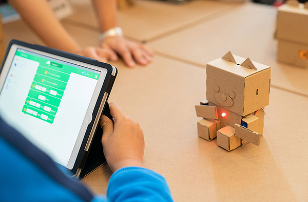 ドコモが開発したダンボールロボット・プログラミング教育キット「embot」一般販売開始　記念オンラインイベントを6/14に配信