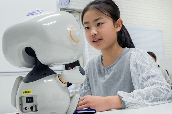 塾の講師はAIロボット！ユニボが個別指導を行う「ユニボ先生の算数教室」サービス開始　ソリューションゲート