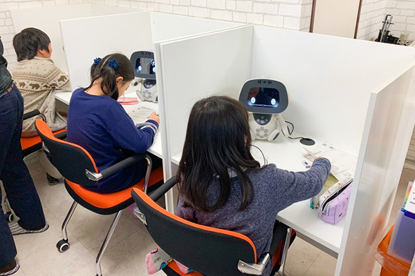 塾の講師はAIロボット！ユニボが個別指導を行う「ユニボ先生の算数教室」サービス開始　ソリューションゲート