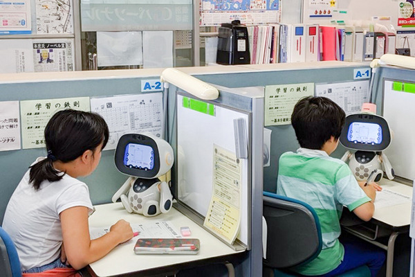 塾の講師はAIロボット！ユニボが個別指導を行う「ユニボ先生の算数教室」サービス開始　ソリューションゲート