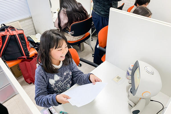 塾の講師はAIロボット！ユニボが個別指導を行う「ユニボ先生の算数教室」サービス開始　ソリューションゲート