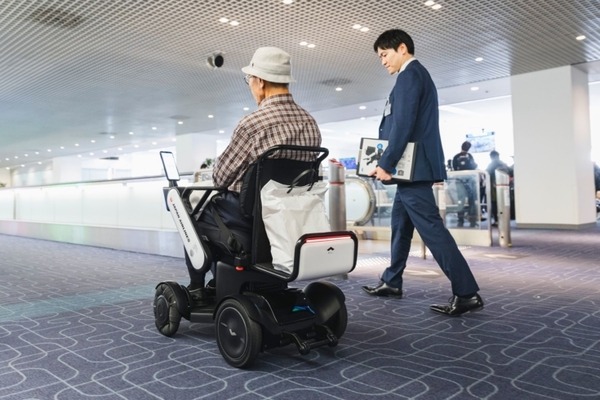 【世界初】WHILLが羽田空港に自動運転機能付きパーソナルモビリティの導入を発表　自動運転で搭乗ゲートまで移動　感染症対策にも有効