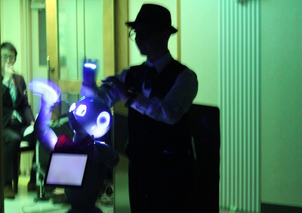 追悼：ロボットとマジックの融合に挑戦！Pepperをマジシャンの相方として育てた開発者、マッキー小澤さんを偲ぶ