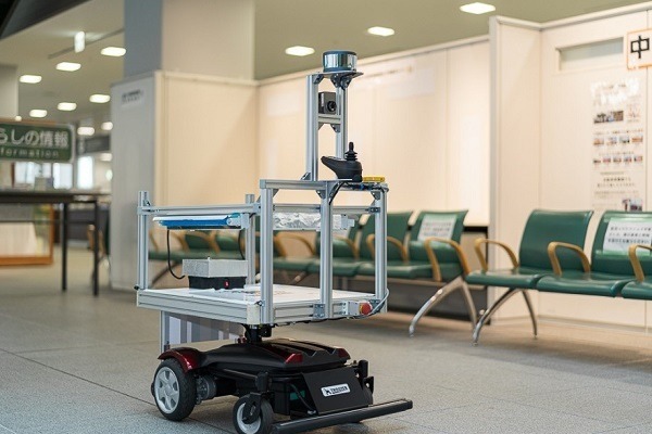 つくば市庁舎を「メモリトレース機能」で自動巡回、UV-C紫外線で除菌する自動運転ロボットの稼働実験　Doogのサウザーを活用