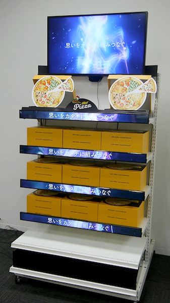 AIが来店客にあわせて最適な販促コンテンツを表示　一般的な陳列棚に装着可能なデジタルサイネージ　リコーとタナックス共同開発