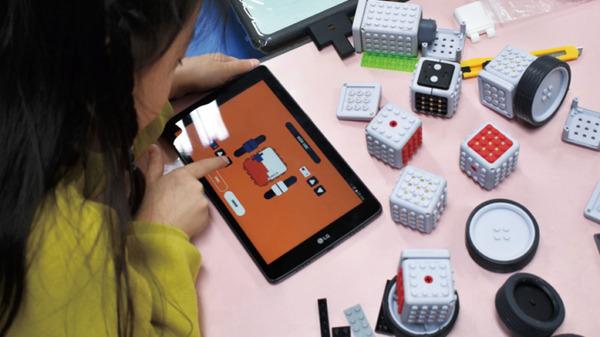 レゴブロックと互換性を持つキューブ型のロボットキット「MAUNZI」 (マウンジ) 発売　プログラミング入門にも