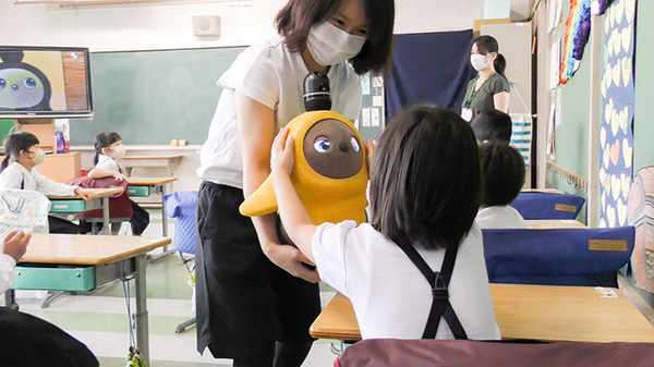 家族型ロボット「LOVOT」が小学生の心のケアや思い出づくり　東京都王子第二小学校で実証実験