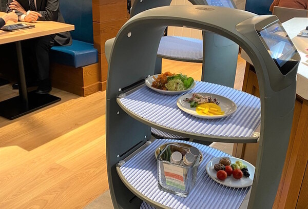 ロボットがサラダを席まで運びます　QBITの自動搬送ロボットを三笠会館が採用　オーダースタイルのサラダバー二子玉川にオープン