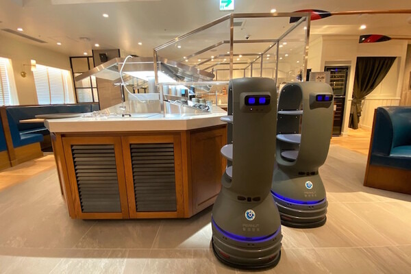 ロボットがサラダを席まで運びます　QBITの自動搬送ロボットを三笠会館が採用　オーダースタイルのサラダバー二子玉川にオープン