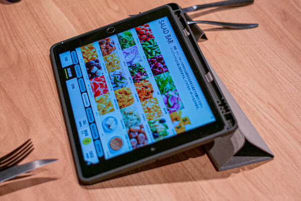 サラダをロボットが配膳！「THE GALLEY SEAFOOD & GRILL by MIKASA KAIKAN」自動配膳ロボット フォトレポート！ by ロボスタカメラ部