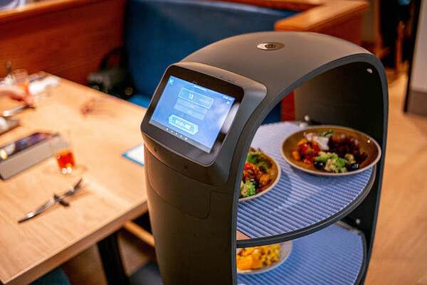 サラダをロボットが配膳！「THE GALLEY SEAFOOD & GRILL by MIKASA KAIKAN」自動配膳ロボット フォトレポート！ by ロボスタカメラ部