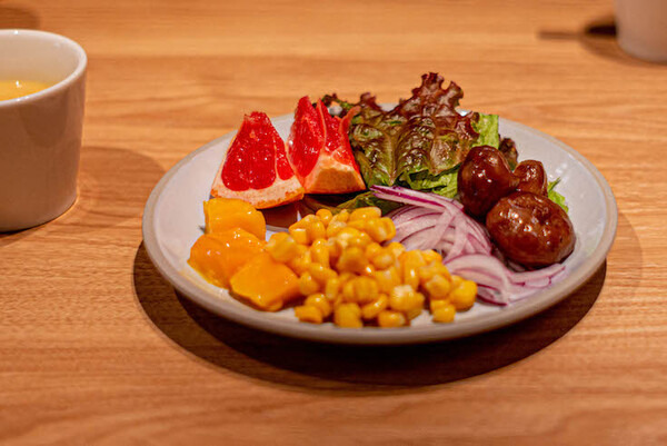 サラダをロボットが配膳！「THE GALLEY SEAFOOD & GRILL by MIKASA KAIKAN」自動配膳ロボット フォトレポート！ by ロボスタカメラ部