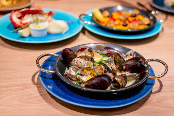 サラダをロボットが配膳！「THE GALLEY SEAFOOD & GRILL by MIKASA KAIKAN」自動配膳ロボット フォトレポート！ by ロボスタカメラ部