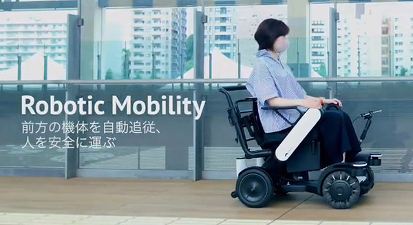 動く広告塔「HOSPI Signage」が電動モビリティを誘導　駅利用客の移動をサポート　パナソニック「高輪ゲートウェイ駅」で実証実験