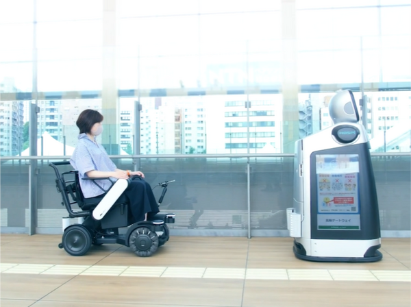 動く広告塔「HOSPI Signage」が電動モビリティを誘導　駅利用客の移動をサポート　パナソニック「高輪ゲートウェイ駅」で実証実験