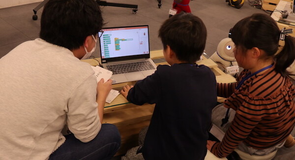 学童保育施設「ひらくきっず」が「ハッピーLOVOTプログラミング！」開催　子どもたちが「ハッピーな動き」をLOVOTで表現