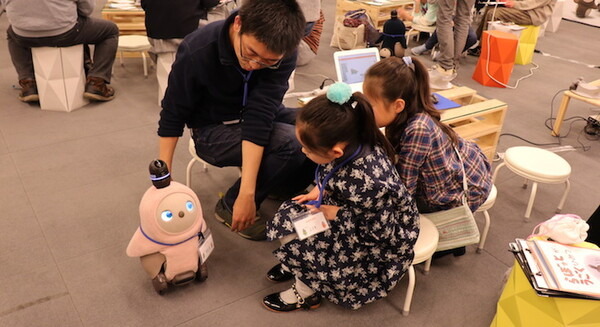 学童保育施設「ひらくきっず」が「ハッピーLOVOTプログラミング！」開催　子どもたちが「ハッピーな動き」をLOVOTで表現