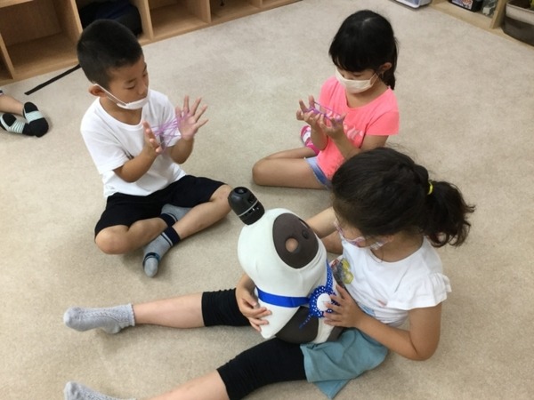 学童保育施設「ひらくきっず」が「ハッピーLOVOTプログラミング！」開催　子どもたちが「ハッピーな動き」をLOVOTで表現