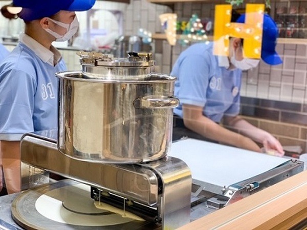 ロボットが作るクレープ、モリロボの「クレープロボットQ」をサーティワンが実験導入！イクスピアリ店で稼働開始