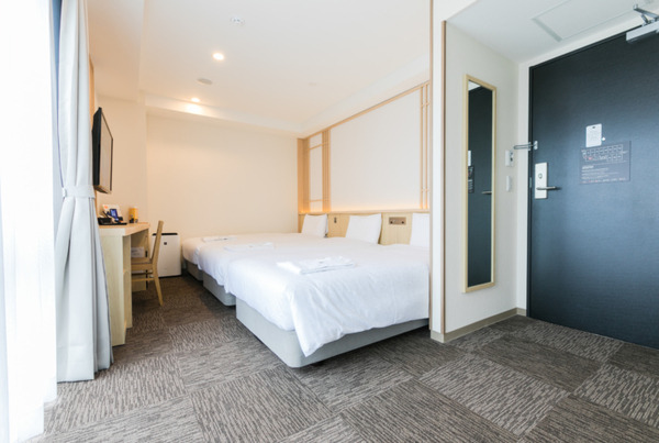 「変なホテル」の魅力とコロナ感染対策をロボホンが伝えるWeb動画を公開 「Go To トラベル」に向け多くの宿泊プランも用意