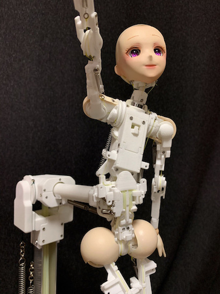 身長約40cmのロボットアイドル創作プラットフォームをスピーシーズが発表　セリフ、歌、ダンスなどをプログラミング可