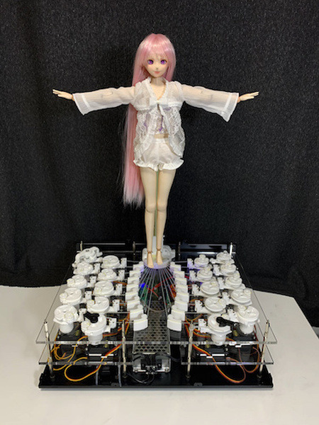 身長約40cmのロボットアイドル創作プラットフォームをスピーシーズが発表　セリフ、歌、ダンスなどをプログラミング可