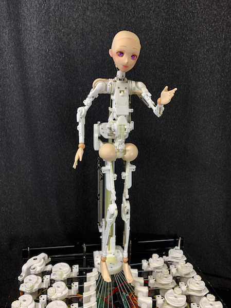 身長約40cmのロボットアイドル創作プラットフォームをスピーシーズが発表　セリフ、歌、ダンスなどをプログラミング可