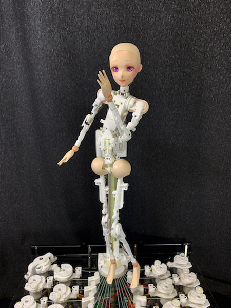 身長約40cmのロボットアイドル創作プラットフォームをスピーシーズが発表　セリフ、歌、ダンスなどをプログラミング可