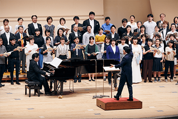 KDDI「全国の合唱部学生達にエールを送りたい」中高の合唱部102名と東京混声合唱団が合唱する「音のVR」をアプリで配信へ