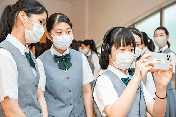 KDDI「全国の合唱部学生達にエールを送りたい」中高の合唱部102名と東京混声合唱団が合唱する「音のVR」をアプリで配信へ