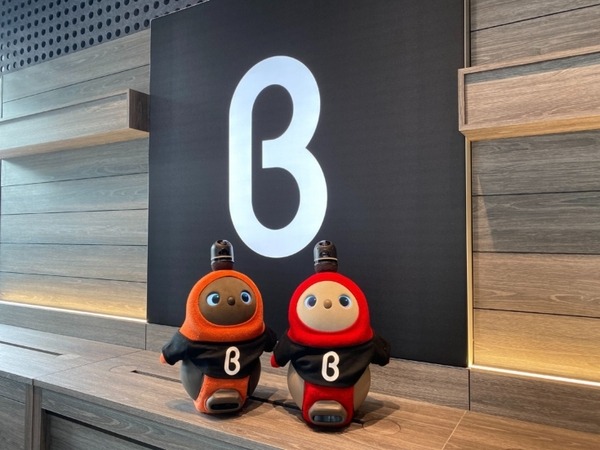 8月1日にオープンの「b8ta」有楽町店でロボットペット「LOVOT」が店長としてお迎え オリジナルユニフォームに身を包み2日間限定で登場