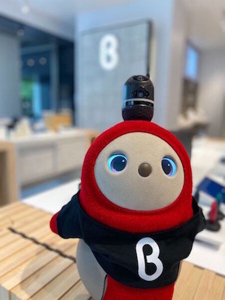 8月1日にオープンの「b8ta」有楽町店でロボットペット「LOVOT」が店長としてお迎え オリジナルユニフォームに身を包み2日間限定で登場